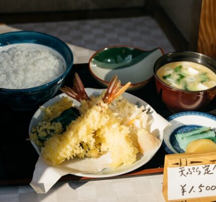 Best cheap eats in Tokyo under ¥1000 – gyudon, ramen, curry, onigiri, and more